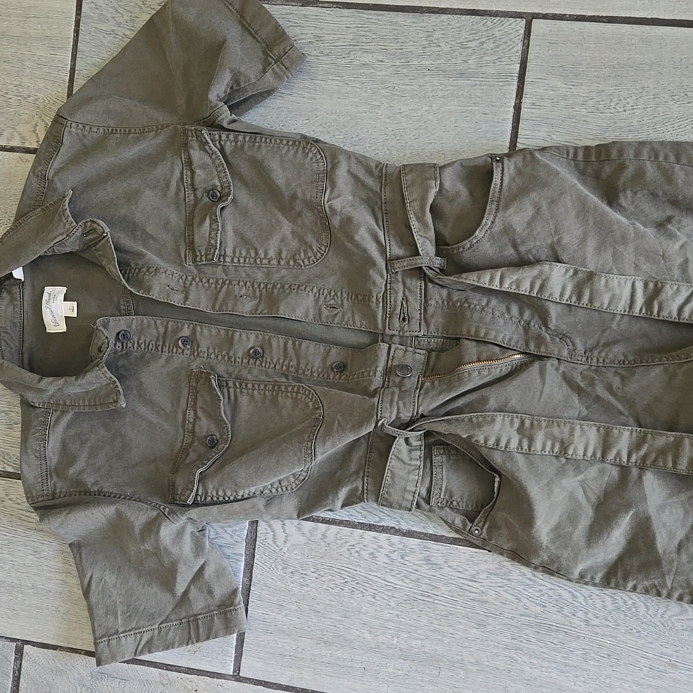 Universal thread Green short‎ overalls Size 6
